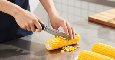 I’ll Never Shuck Corn Again After Learning An Ingenious Trick That Takes Seconds
